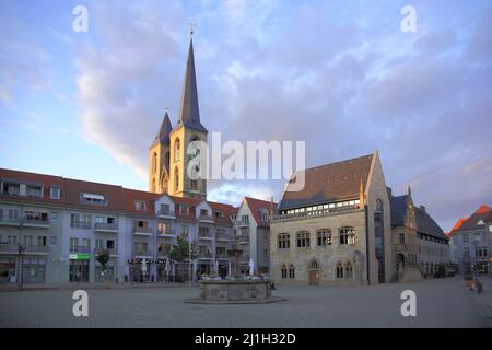 Mercato del legno con municipio e chiesa Martini a Halberstadt, Sassonia-Anhalt, Germania Foto Stock