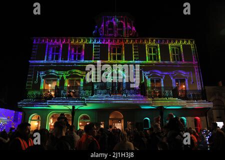 Harwich, Regno Unito. 25th Mar 2022. L'hotel Pier si illumina come parte del festival Harwich Lights che celebra la storia di Harwich. Credit: Eastern views/Alamy Live News Foto Stock