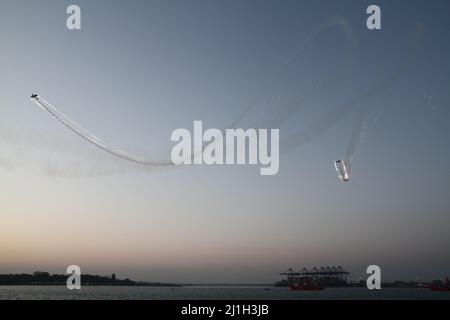 Harwich, Regno Unito. 25th Mar 2022. Mostra di aerobica dai Firebirds intorno ad Harwich Quay come parte del festival Harwich illuminare che celebra la storia di Harwich. Credit: Eastern views/Alamy Live News Foto Stock