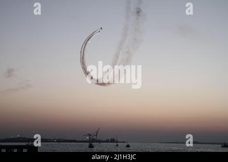 Harwich, Regno Unito. 25th Mar 2022. Mostra di aerobica dai Firebirds intorno ad Harwich Quay come parte del festival Harwich illuminare che celebra la storia di Harwich. Credit: Eastern views/Alamy Live News Foto Stock