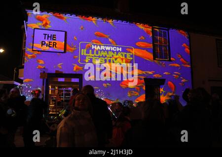 Harwich, Regno Unito. 25th Mar 2022. Gli edifici mostrano le luci come parte del festival Harwich Light che celebra la storia di Harwich. Credit: Eastern views/Alamy Live News Foto Stock