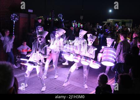 Harwich, Regno Unito. 25th Mar 2022. Le folle intorno ad Harwich Quay come parte del festival di Harwich illuminano celebrando la storia di Harwich. Credit: Eastern views/Alamy Live News Foto Stock