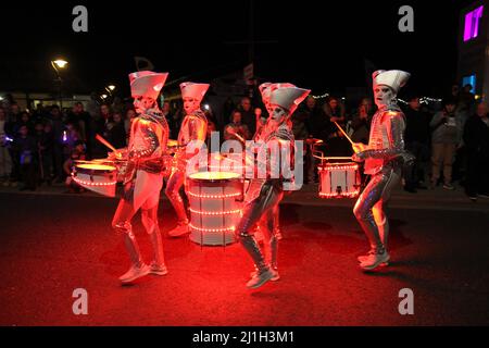 Harwich, Regno Unito. 25th Mar 2022. Le folle intorno ad Harwich Quay come parte del festival di Harwich illuminano celebrando la storia di Harwich. Credit: Eastern views/Alamy Live News Foto Stock