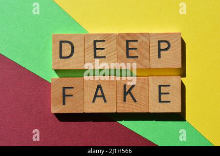 Deep Fake, parole in lettere di legno isolate su sfondo colorato Foto Stock