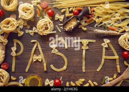 Pasta varia su sfondo di legno Foto Stock