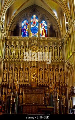 Londra Inghilterra il grande schermo e l'altare alla Cattedrale di Southwark Foto Stock