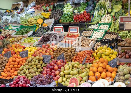 Santa Cruz de Tenerife, Spagna - 25th marzo 2022: Frutta e verdura in un fruttivendolo. Foto Stock