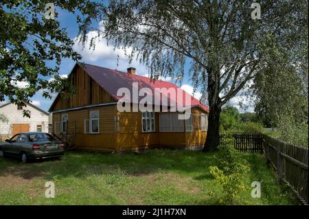 Wytyczno, Polesie, Polesia, Polesien, Parco Poleski Narodowy, Polska, Polen, Polonia, una tipica casa di campagna in legno nella Polonia orientale. 波蘭東部的一座木製鄉間別墅。 Foto Stock