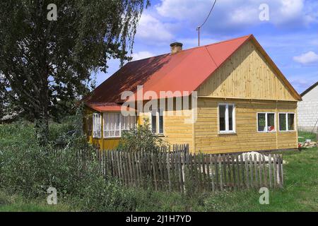 Wytyczno, Polesie, Polesia, Polesien, Parco Poleski Narodowy, Polska, Polen, Polonia, una tipica casa di campagna in legno nella Polonia orientale. 波蘭東部的一座木製鄉間別墅。 Foto Stock