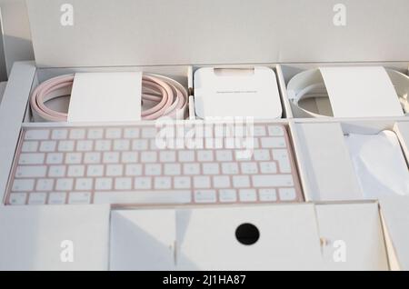 Bologna, Italia: 14 febbraio 2022.Unboxing il nuovo computer portatile Apple rosa iMac M1 ,2021 appena fuori dalla confezione. Nuovo notebook in confezione Apple sul tavolo Foto Stock