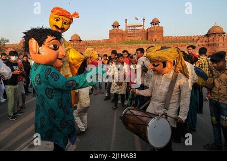 India. 25th Mar 2022. I partecipanti si riuniscono per guardare la proiezione mappatura sulla facciata anteriore del Forte Rosso a Nuova Delhi, India il 25 marzo 2022. (Foto di Ravi Batra/Sipa USA) Credit: Sipa USA/Alamy Live News Foto Stock