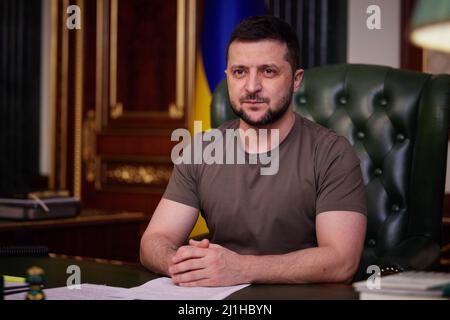 Kiev, Ucraina. 25th Mar 2022. Una foto di handout resa disponibile dal servizio stampa presidenziale mostra il presidente ucraino VOLODYMYR ZELENSKYY mentre si rivolge alla nazione. Credit: ZUMA Press, Inc./Alamy Live News Foto Stock