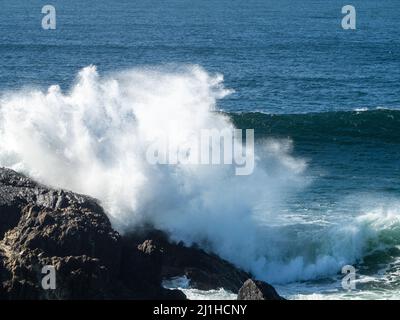 Potenti onde oceaniche che si infrangono sulle rocce sul promontorio, Oceano Pacifico, Sawtell, Australia, acque marine bianche e blu, forza della natura, Australia Foto Stock