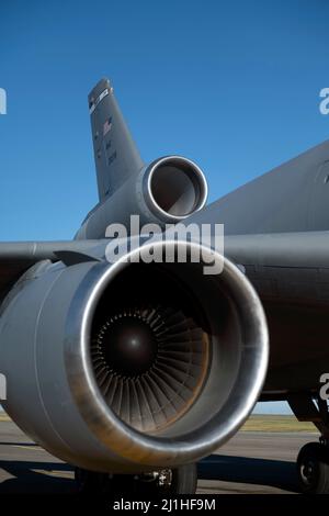 Un Extender dell'aeronautica degli Stati Uniti KC-10 siede sulla linea di volo alla base dell'aeronautica di Travis, California, 23 marzo 2022. Un equipaggio assegnato all'ARS del 9th ha effettuato un addestramento di rifornimento aereo sulla California del Nord. (STATI UNITI Air Force foto di Senior Airman Jonathon Carnell) Foto Stock