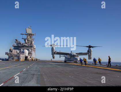 220323-N-IV962-1035 OCEANO PACIFICO (23 marzo 2022) – i marinai partono dall'arco rotore di un MV-22 Osprey, assegnato a Marine Medium Tiltrotor Squadron (VMM) 362, a bordo della nave d'assalto anfibio USS Makin Island (LHD 8), marzo 23. Makin Island sta conducendo operazioni di routine nella flotta USA 3rd. (STATI UNITI Foto Navy di Mass Communication Specialist 3rd Classe Nadia Lund) Foto Stock