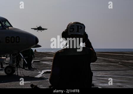 SOUTH CHINA SEA (24 marzo 2022) Airman Theola Hutson, di Georgetown, Guyana, osserva le operazioni di volo sul ponte di volo della portaerei di classe Nimitz USS Abraham Lincoln (CVN 72). Abraham Lincoln Strike Group è in fase di implementazione pianificata nell'area delle operazioni della flotta USA 7th per migliorare l'interoperabilità attraverso alleanze e partnership, fungendo da forza di risposta pronta a supportare una regione indopacifica libera e aperta. (STATI UNITI Foto Navy di Sint. Di comunicazione di massa Seaman Aprentice Julia Brockman) Foto Stock