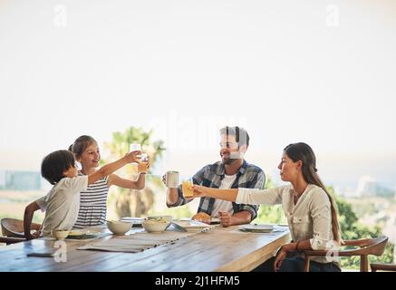 Fare colazione insieme è parte vitale della loro famiglia. Shot di una famiglia che ha fatto colazione insieme a casa. Foto Stock