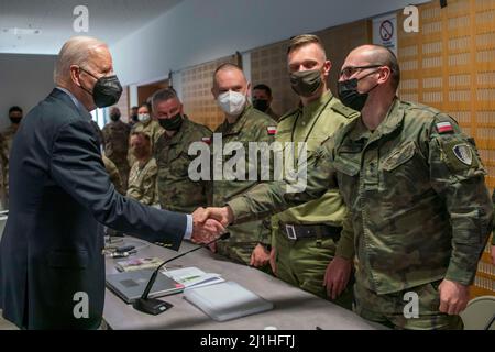 Jaionka, Polonia. 25th Mar 2022. Il presidente degli Stati Uniti Joe Biden saluta i soldati polacchi che lavorano insieme ai paracadutisti statunitensi in una base NATO, il 25 marzo 2022 a Jasionka, Polonia. Credito: SGT. Claudia Nix/U.S.A. Army/Alamy Live News Foto Stock