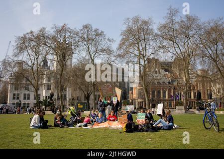 Londra, Regno Unito. 25th Mar 2022. Una visione dei giovani manifestanti che partecipano allo sciopero sul clima giovanile in Piazza del Parlamento. Un gruppo di giovani studenti a Londra risponde all'appello del movimento internazionale venerdì per il futuro e tiene una manifestazione in occasione della Giornata Mondiale del clima in Piazza del Parlamento. (Foto di Hesther ng/SOPA Images/Sipa USA) Credit: Sipa USA/Alamy Live News Foto Stock