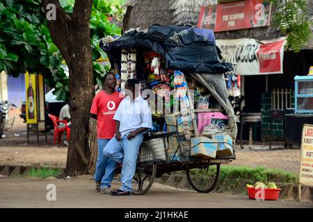 Un fornitore di snack tanzaniano in MTO Wa Mbu, Tanzania. Foto Stock