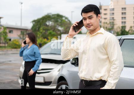 Due autisti chiamano l'assicurazione dopo un incidente prima di scattare foto e inviare l'assicurazione. Idea di reclamo in linea di assicurazione di incidente dell'automobile dopo la presentazione Foto Stock
