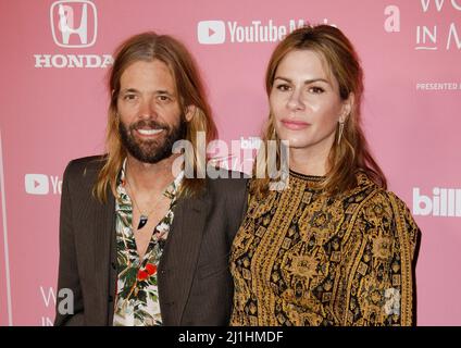 **FOTO DEL FILE** Taylor Hawkins è passato via. LOS ANGELES, CALIFORNIA - 12 DICEMBRE: Taylor Hawkins, Alison Hawkins arriva alle 2019 Billboard Women in Music all'Hollywood Palladium il 12 dicembre 2019 a Los Angeles, California. Foto: Crash/imageSPACE/MediaPunch Foto Stock