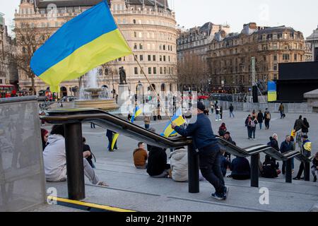 Londra, Regno Unito. 25th Mar 2022. Un dimostratore detiene una bandiera Ucraina prima dell'inizio della dimostrazione. Le manifestazioni a sostegno dell'Ucraina sono in corso a Londra ogni giorno dall'inizio della guerra Russia-Ucraina il 24th febbraio 2022. I partecipanti chiedono alla NATO di chiudere lo spazio aereo sopra l'Ucraina per impedire alla Russia di bombardare il paese. Credit: SOPA Images Limited/Alamy Live News Foto Stock