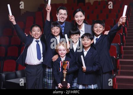 Gli insegnanti e gli alunni della classe Foto Stock