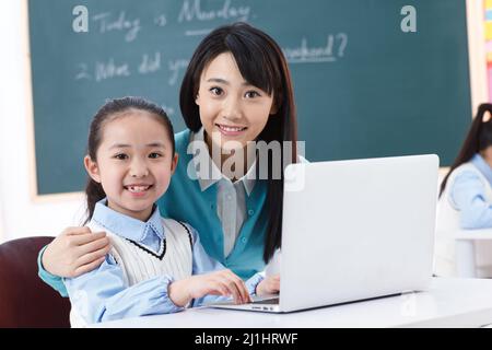 Studenti delle scuole elementari e insegnanti in classe Foto Stock