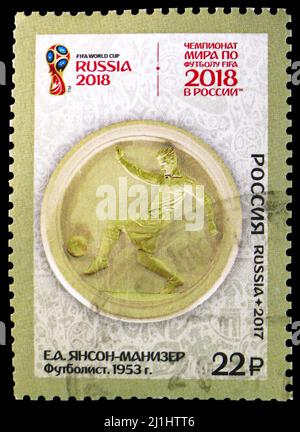 MOSCA, RUSSIA - 10 MARZO 2022: Francobollo stampato in Russia mostra il bassorilievo del calciatore, E.A. Janson-Manizer (1953), Coppa del mondo FIFA 2018 Russi Foto Stock