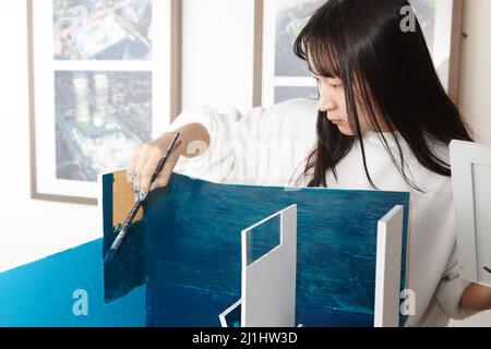 Partecipante per modello di edificio colorazione nello studio Foto Stock