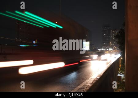 Lunga esposizione del traffico notturno in un centro di Bangkok Foto Stock