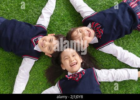 Gli allievi che giacciono sull'erba Foto Stock