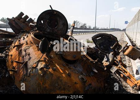 Kiev, Ucraina. 25th Mar 2022. La torretta distrutta di un carro armato russo a Kiev Oblast. Giorno 29 della guerra Russia-Ucraina, mentre l'Ucraina continua la difesa della sua capitale Kyiv dall'attacco russo. Il Ministero della Difesa ucraino ha dichiarato di aver distrutto 561 carri armati russi, come dice la NATO, la Russia potrebbe aver perso 15.000 truppe in appena un mese di guerra. Credit: SOPA Images Limited/Alamy Live News Foto Stock