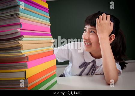 La scuola primaria di ragazze e libri di testo Foto Stock
