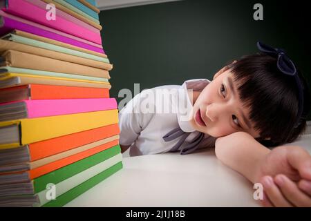 La scuola primaria di ragazze e libri di testo Foto Stock