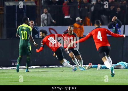 Cairo, Egitto. 25th Mar 2022. I giocatori egiziani festeggiano dopo aver segnato la prima tappa della partita di calcio di qualificazione della Coppa del mondo 2022 tra Egitto e Senegal al Cairo, Egitto, il 25 marzo 2022. Credit: Nantong/Nantong/Nantong Live News Foto Stock