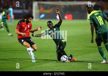 Cairo, Egitto. 25th Mar 2022. Mohamed Elnney (L) d'Egitto vibra con Saliou Ciss (C) del Senegal durante la prima tappa della partita di calcio di qualificazione della Coppa del mondo 2022 tra Egitto e Senegal al Cairo, Egitto, il 25 marzo 2022. Credit: Nantong/Nantong/Nantong Live News Foto Stock