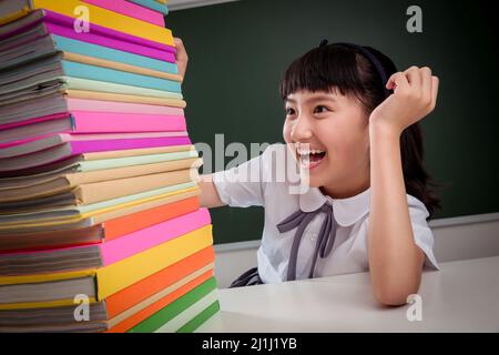 La scuola primaria di ragazze e libri di testo Foto Stock