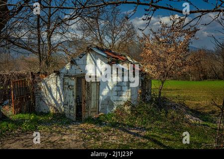 Fattoria di blocchi bianchi utilizzati come deposito per attrezzi di paese. Prezza, provincia di l'Aquila, Abruzzo, Italia, Europa Foto Stock