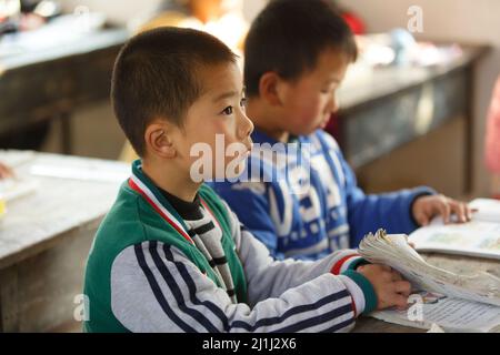Studenti della scuola primaria nelle zone rurali la scuola primaria Foto Stock