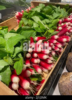 C'era un sacco di cibo al banco del supermercato. Verdure, frutta. Vista dall'alto. Messa a fuoco selettiva Foto Stock