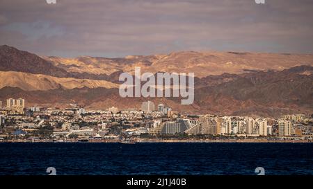 Eilat, distretto meridionale, Israele - 03.14.2022: La città di Eilat, Israele visto da Aqaba, Giordania. Foto Stock