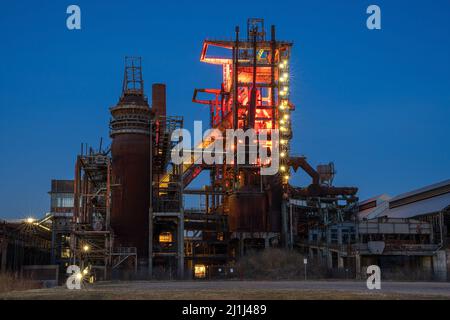 Immagine panoramica, patrimonio industriale della vecchia economia, ex fonderia Phoenix West a Dortmund, Ruhr Metropolis, Germania, Europa Foto Stock