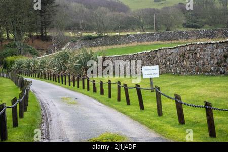 Segno bianco che indica che la strada è una strada privata per una casa Foto Stock