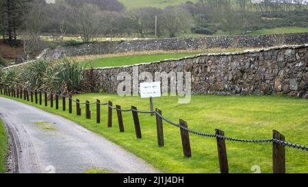 Segno bianco che indica che la strada è una strada privata per una casa Foto Stock