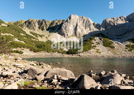 Sinanitsa cima marmorea laterale del lago glaciale di Sinanitsa nel Parco Nazionale e Riserva del Pirin, Monte Pirin, Bulgaria, Balcani, Europa Foto Stock