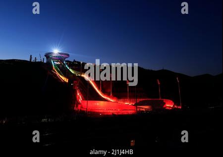 Pechino, Cina. 23rd Ott 2021. La foto scattata il 23 ottobre 2021 mostra il National Ski Jumping Center a Zhangjiakou, nella provincia di Hebei, nella Cina settentrionale. Credit: Yang Shiyao/Xinhua/Alamy Live News Foto Stock