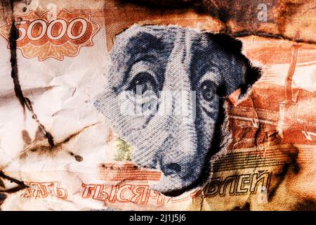 Benjamin Franklins faccia che sbucca da un buco in una banconota rubli 5000. Foto di alta qualità Foto Stock