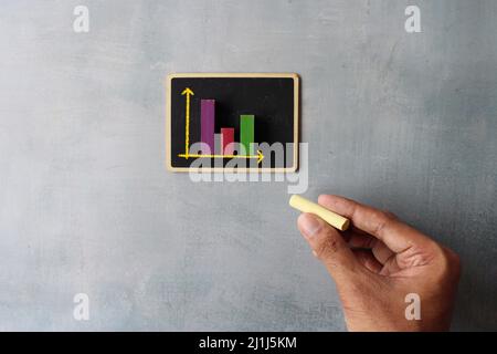 Grafico delle vendite sulla lavagna. Concetto di report di analisi commerciale e commerciale Foto Stock